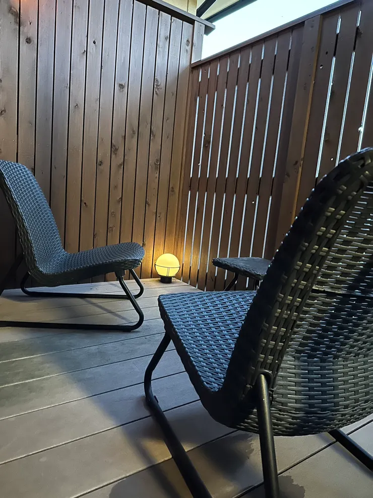 露臺是陶瓷的泡湯池，備有躺椅可以休息!!