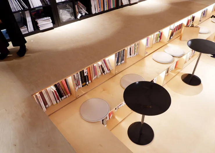 「BOOK BATH 泡書區」下沉式的閱讀區