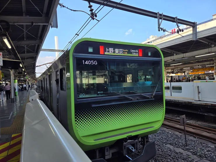 E235系0番台。攝於惠比壽站。