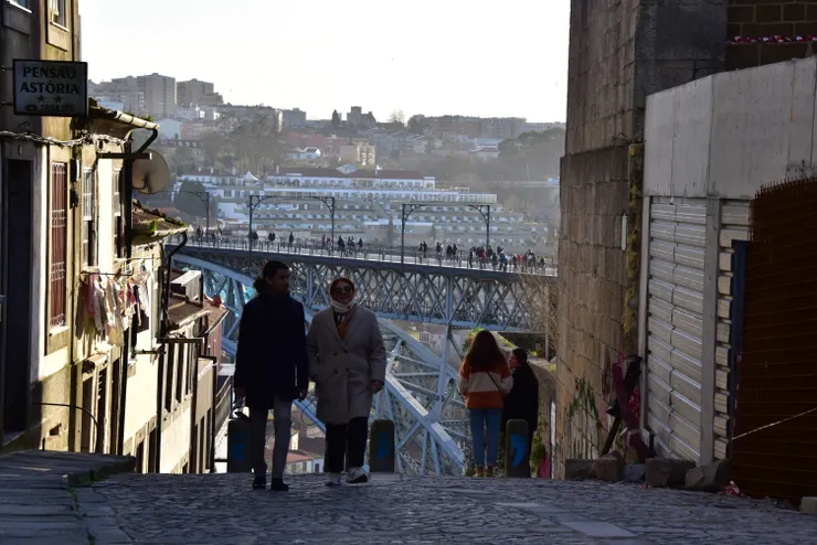 前往路易一世大橋的路上，形形色色的路人在街區漫步。
