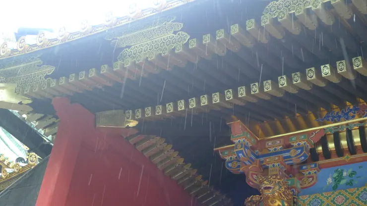 下層最左邊的家徽上下顛倒