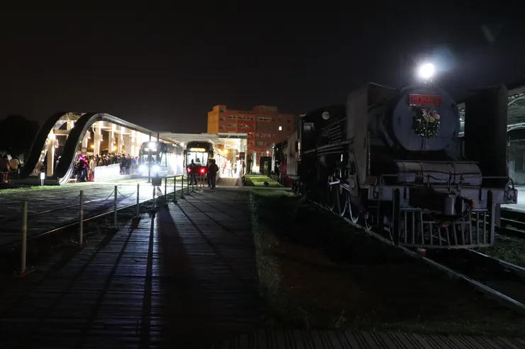 跨年後略有人潮的輕軌哈瑪星站，與亮頭燈的CT259蒸汽機車