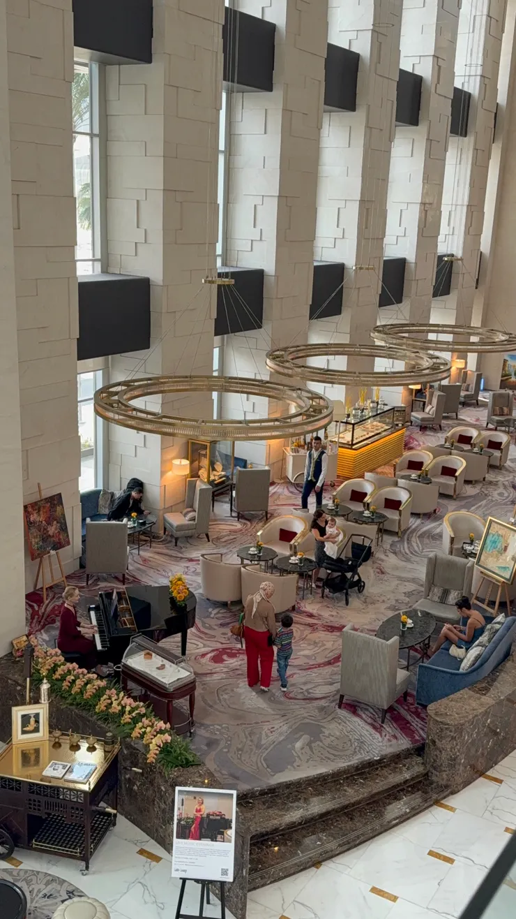 下午一樓茶軒會有現場鋼琴演奏或表演