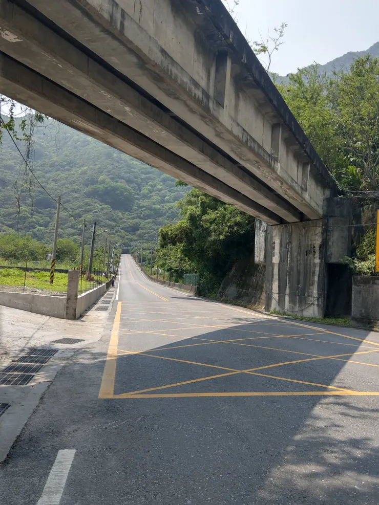 過和中部落後，經過高架的北迴鐵路之下，遠處為和平隧道入口。