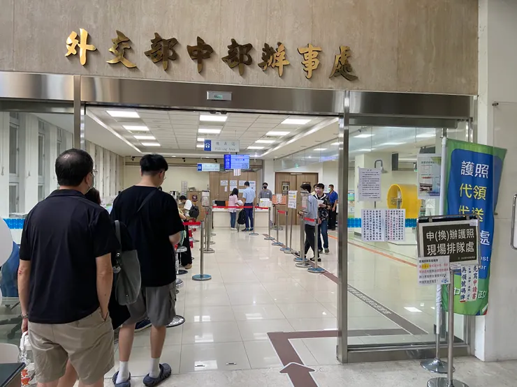 大門進來左邊是網路預約報到