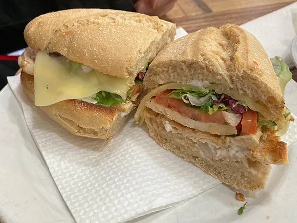 Élite café早餐的三明治料多實在