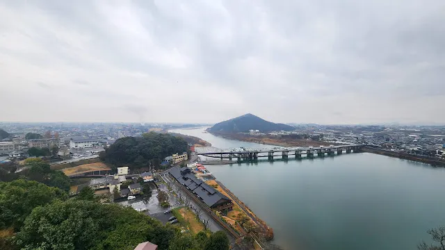 登頂後的木曾川盡收眼底