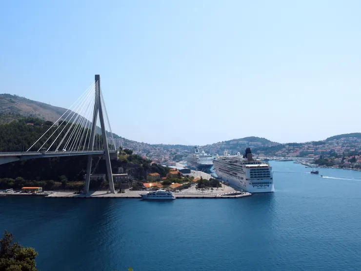 在大橋觀景台回望大橋、港口及我們的郵輪