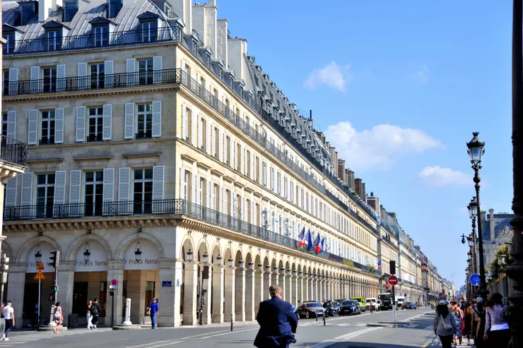 【海軍府杜樂麗花園卡魯索凱旋門 沿里沃利街向東到羅浮宮建築群！街道兩旁排列著典型的奧斯曼風格建築（Haussmann style buildings）。】