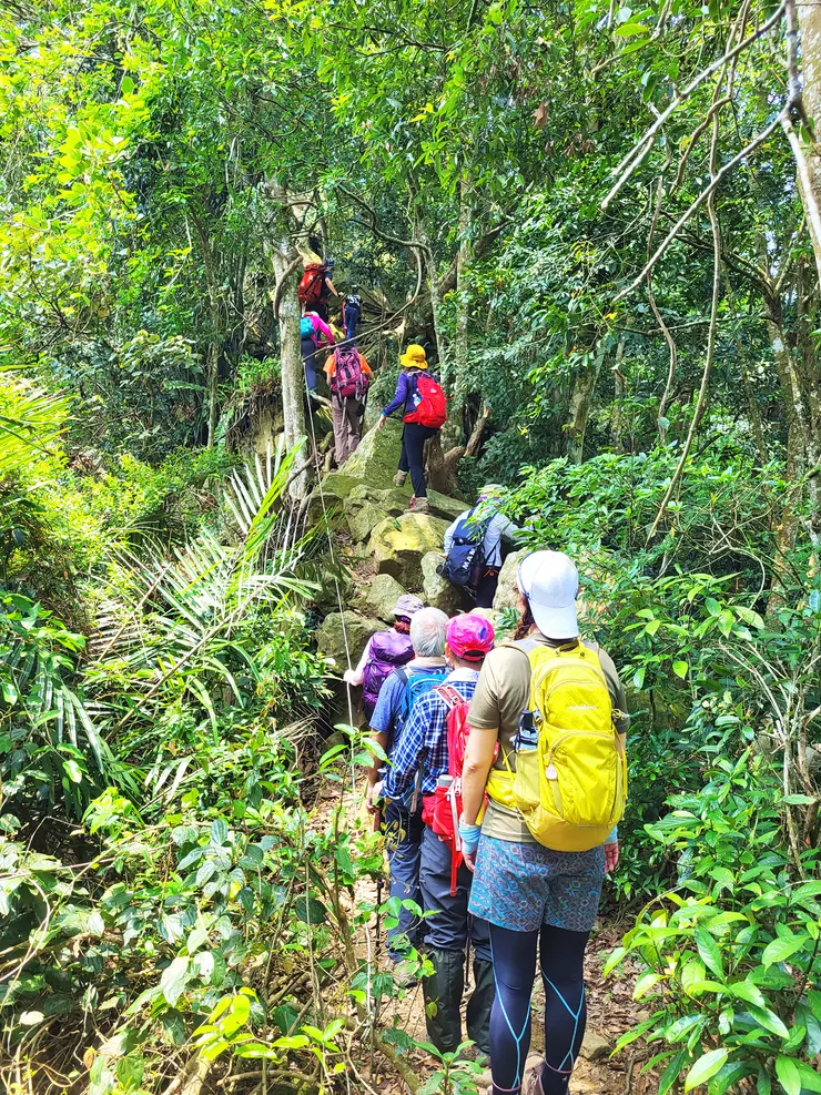 ▲原路折返，崎嶇的岩石路段