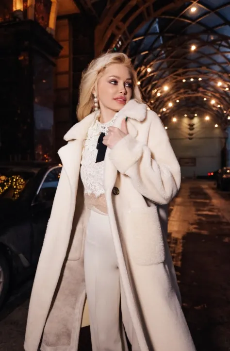 全身穿同色系，像是奶油杏色大衣和雲舞白西裝褲，立刻讓整體服裝造型看起來很一致。圖/123RF圖庫