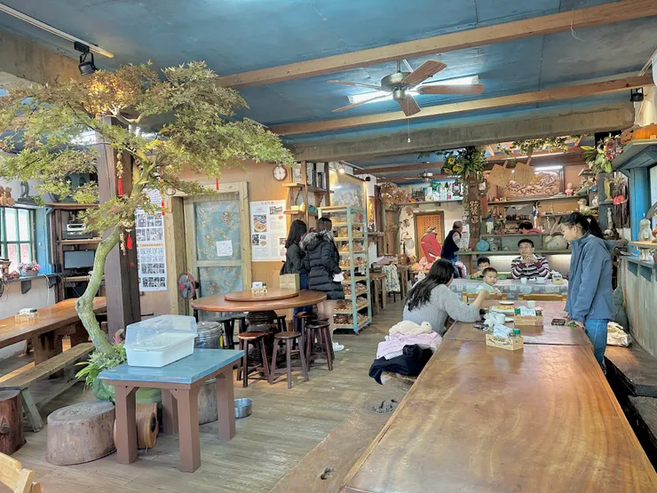 餐桌有圓有長有方，都是老闆親手雕刻製作