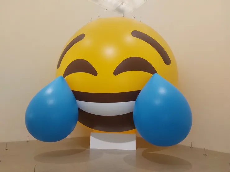 網路上常用的表情符號被放大到現實生活，感謝很酷