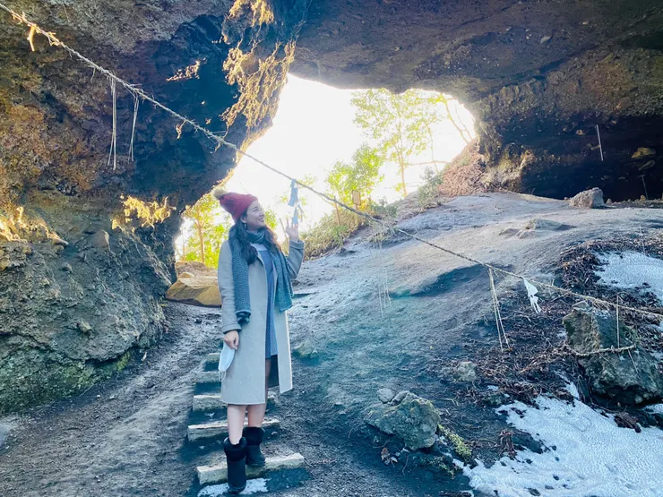 穿戶岩，位在神社後方的小徑，能祈求合格・必勝