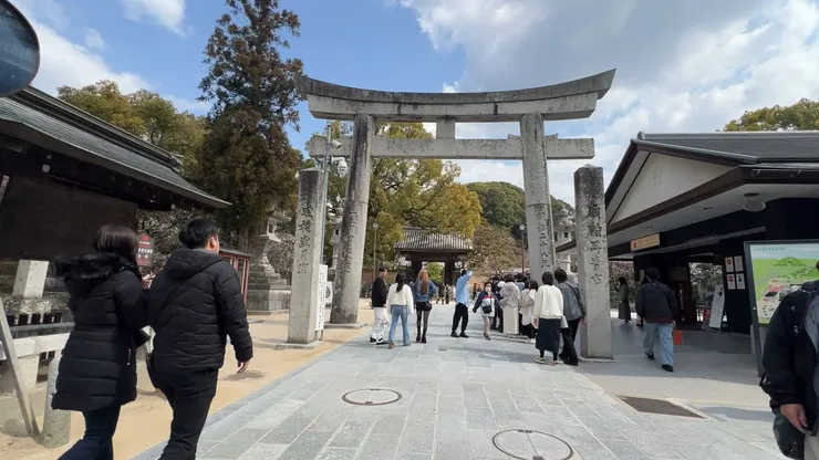 遊客絡繹不絕的熱鬧太宰府表參道。