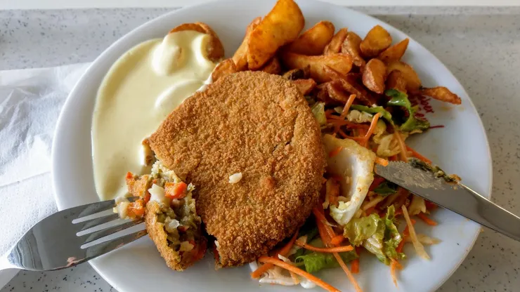 馬鈴薯泥蔬菜餅佐帶皮薯條。想吃點熱的東西，除了煮泡麵，還會到附近的學餐吃