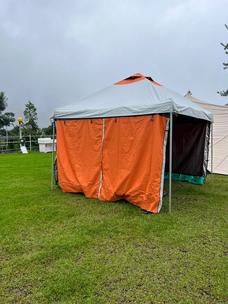 開始搭帳就遇到下雨