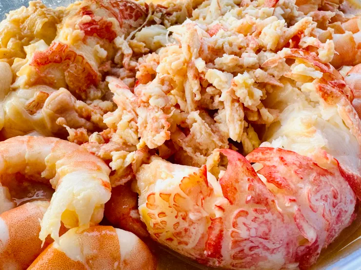 那些細碎碎的就是龍蝦腳的肉肉，真的累人