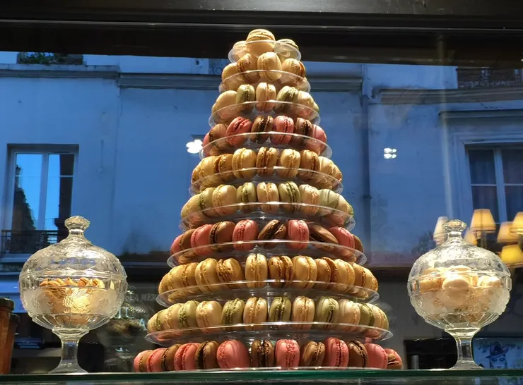 巴黎櫥窗裏華麗的馬卡龍
