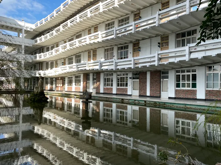 三信家商波浪大樓。經過精密計算的波浪弧線