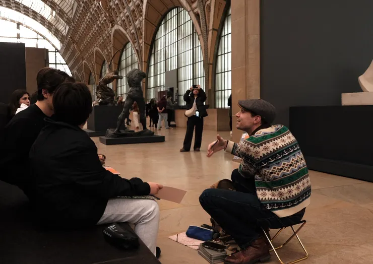 或是一位藝術老師帶著幾個孩子坐在雕像前就開始教學如何畫眼前的雕塑