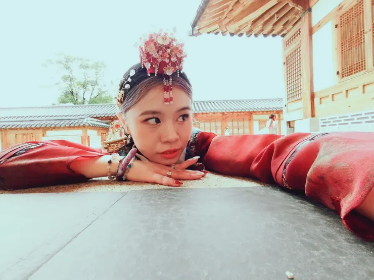 🌸自己用 Instax Wild Evo 拍的（我也很喜歡這張🥹好像王妃在某個逃出禮儀課的下午）