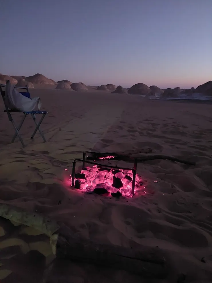 日落月升後，一切進入幽靜黑暗，有種空寂的朦朧美感