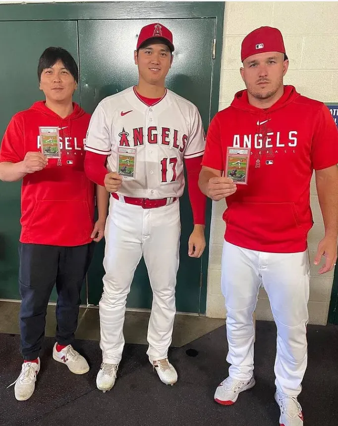大谷鱒魚和一平與他們的簽名鑑定卡
