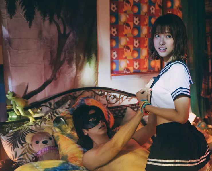 小查（林柏宏）與出軌對象「大食腰姬」（項婕如）