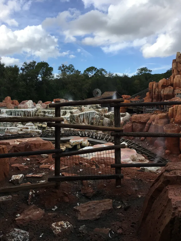 巨雷山坑道一景