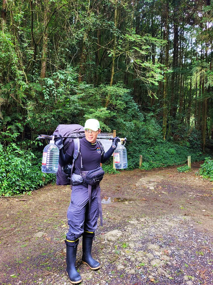 因為臨時決定在獵寮緊急紮營不確定水源背二桶水備用