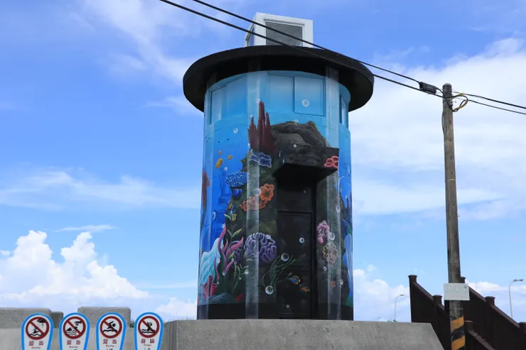 天南宮對面堤防上的彩繪崗哨