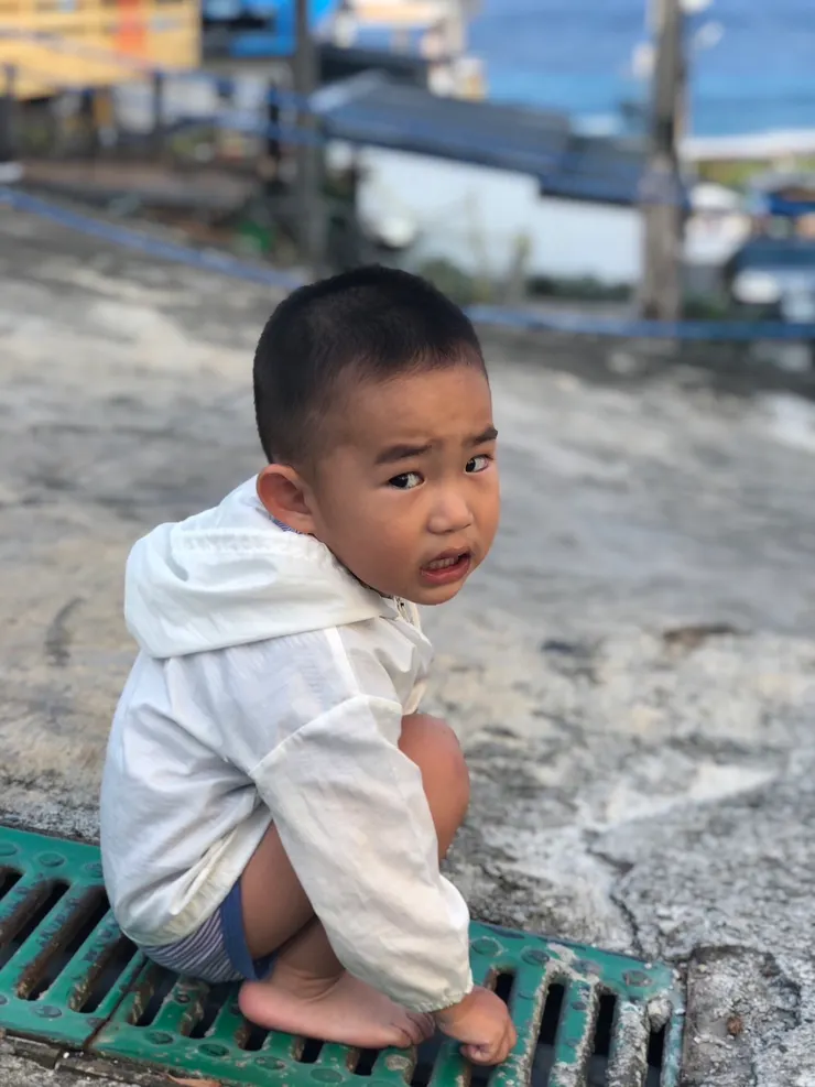 小J有沒有很融入當地,成為小黑人呢?