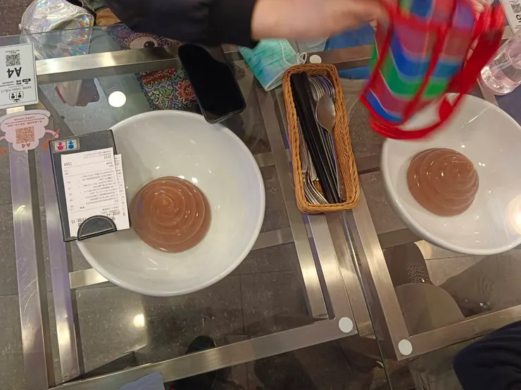 餐桌下就給你放兩坨大便，不知道大家還會不會有食慾吃得下東西XD