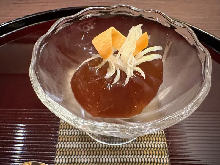 甲魚充滿膠原蛋白,熬出來的高湯很容易結成肉凍適合作為前菜