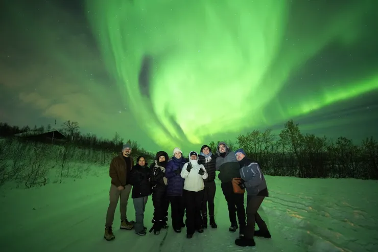 導遊幫大家拍照