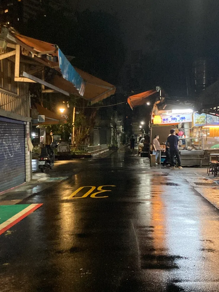 發現一間帶有懷舊風格的路邊小吃攤