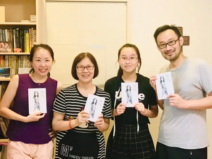 由左至右，我老婆、我娘、我女兒、我