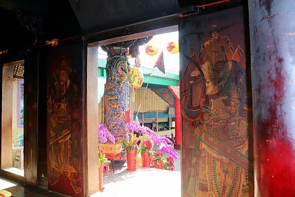 莊嚴的門神彩繪（圖片截圖於網路）