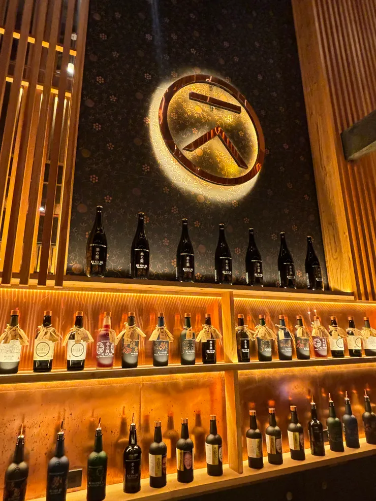 酒牆上都是季之美系列的作品，下半部有一整排貴貴的季能美