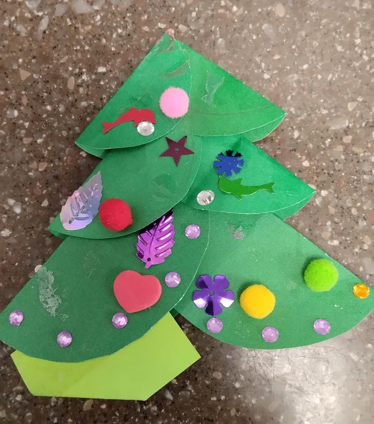 2023年林口某教會報佳音,會中長者教室手作耶誕樹。