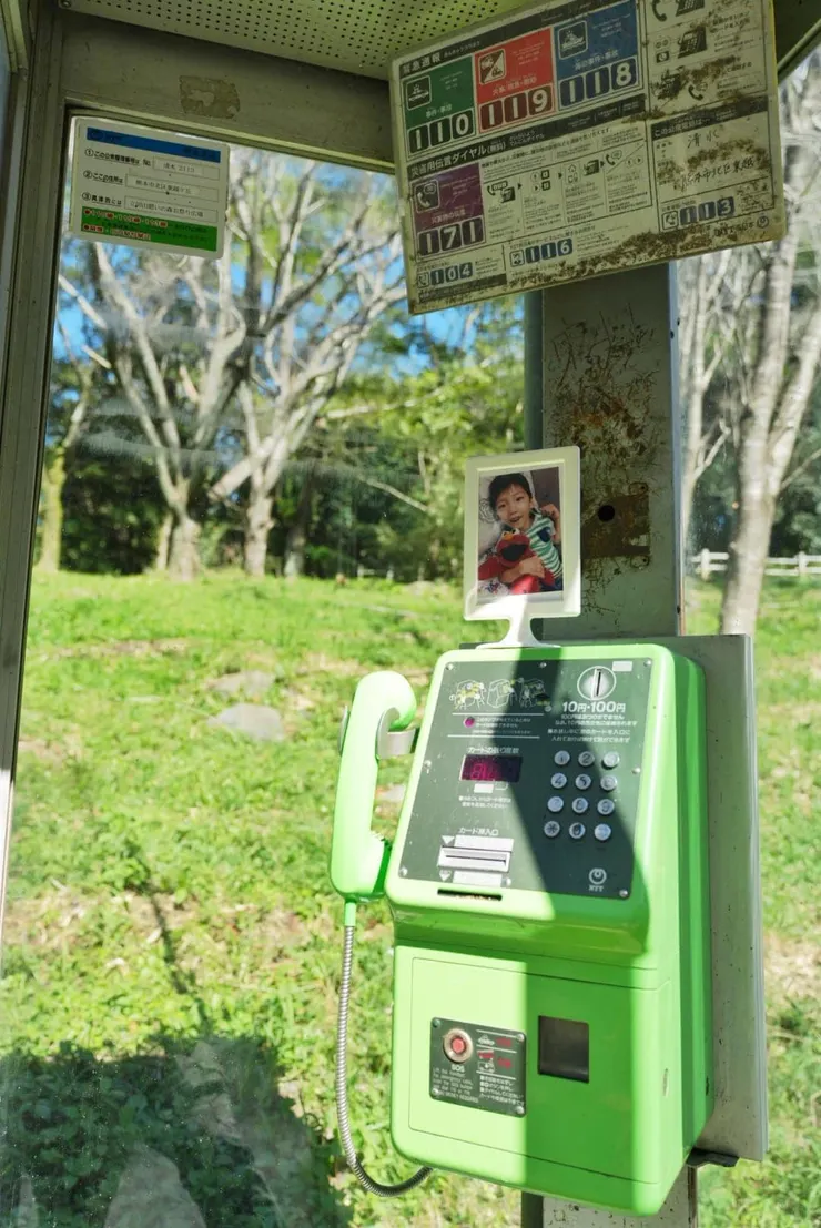 幾個月前在日本遊戲場遇到這座電話亭時，特別希望撥打之後能接上在天上的祂。 這裡只有樹林，卻巧的出現這座電話庭。