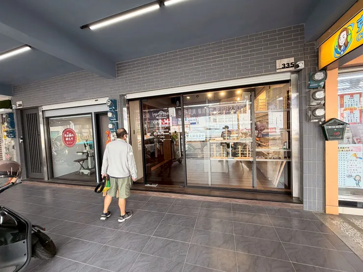 伍佰眼鏡臨安店新址，位於台南臨安路全聯對面，停車與尋找都很方便。