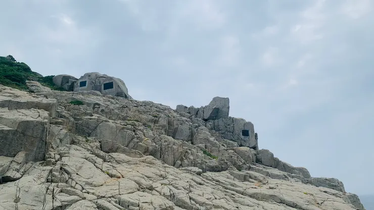 石頭上看起來有不尋常的開口。