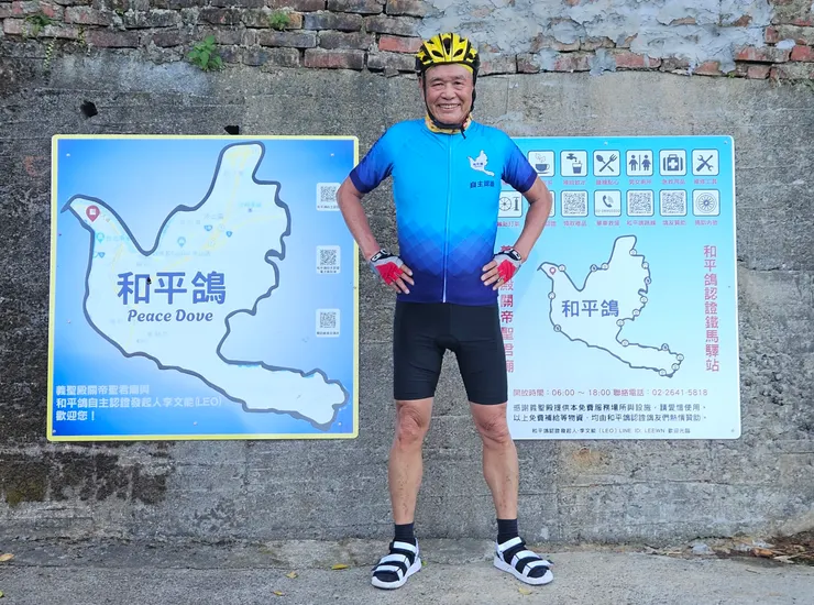 於義聖殿鐵馬驛站看板前正面攝影