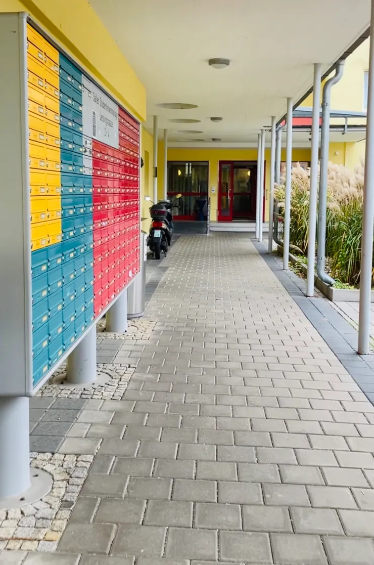 大門前的mailboxes