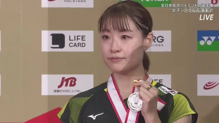 奧原希望含淚領取全日本綜合羽球錦標賽女單銀牌。圖:X