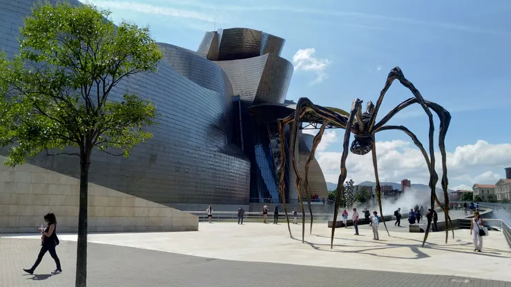 話題十足--巨型蜘蛛現身太空船旁?