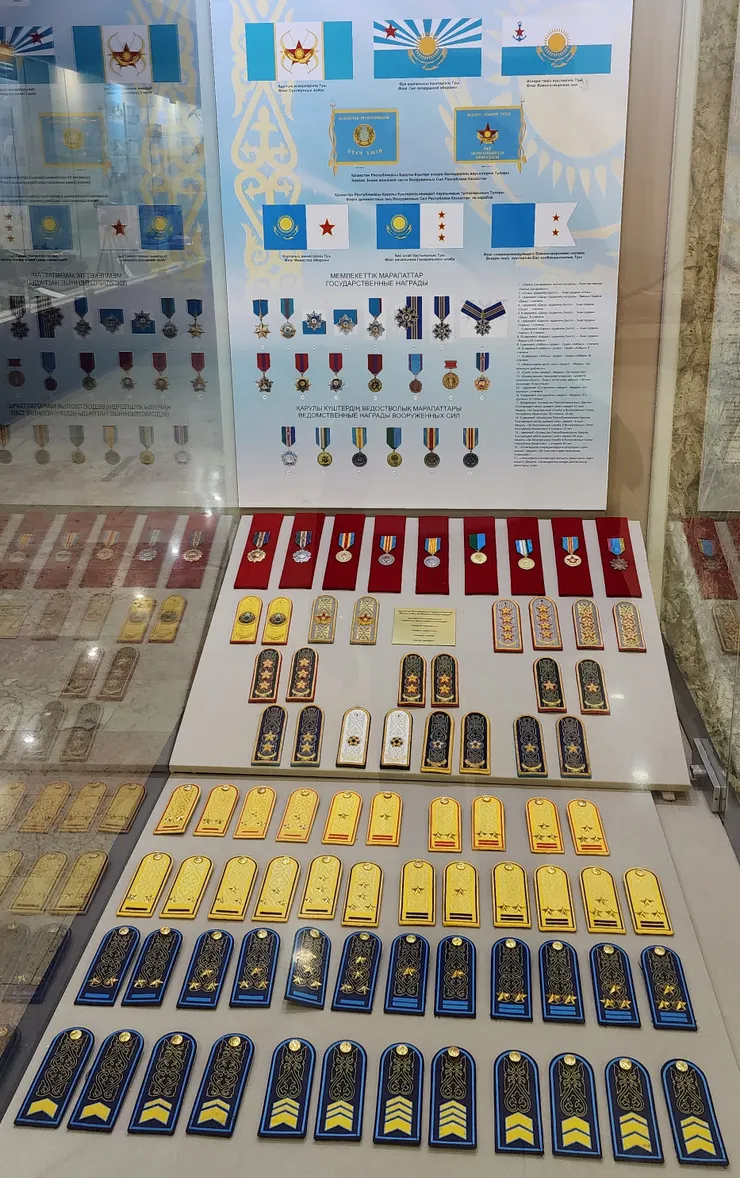 軍旗、勳章和肩章