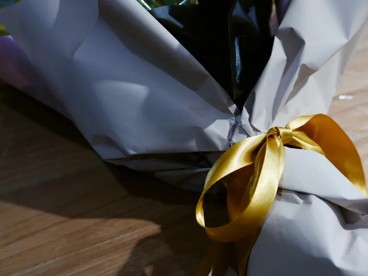 包裝紙是亞洲比較盛行的，歐美地區比較講求自然常常都用麻繩綁而已，我覺得可能包裝包的是一個儀式感